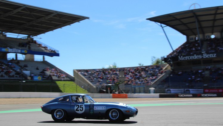 Het is altijd weer een feest voor liefhebbers van klassiekers, de Oldtimer Grand Prix op de Nurburgring. Deze 2016-editie nam Dick Schornagel een bezoekje.