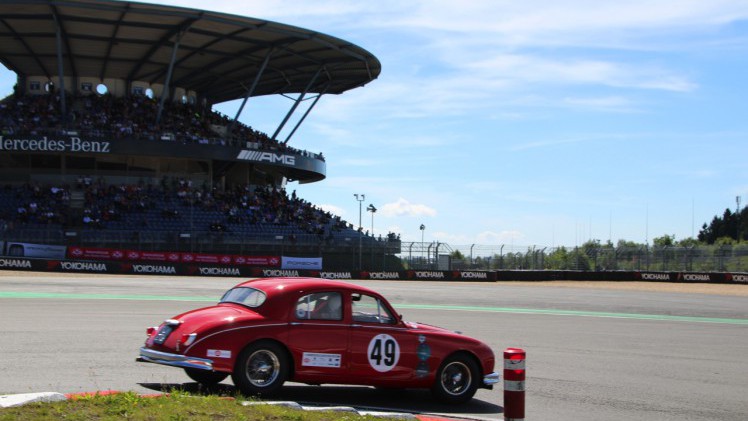 Het is altijd weer een feest voor liefhebbers van klassiekers, de Oldtimer Grand Prix op de Nurburgring. Deze 2016-editie nam Dick Schornagel een bezoekje.