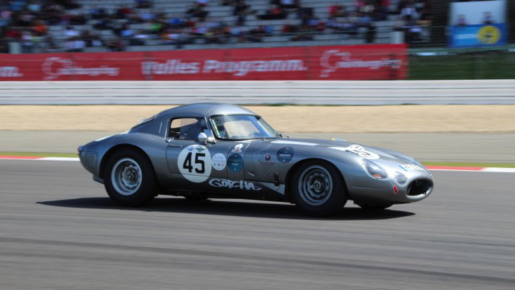 Het is altijd weer een feest voor liefhebbers van klassiekers, de Oldtimer Grand Prix op de Nurburgring. Deze 2016-editie nam Dick Schornagel een bezoekje.
