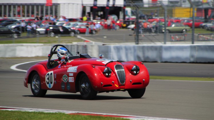 Het is altijd weer een feest voor liefhebbers van klassiekers, de Oldtimer Grand Prix op de Nurburgring. Deze 2016-editie nam Dick Schornagel een bezoekje.