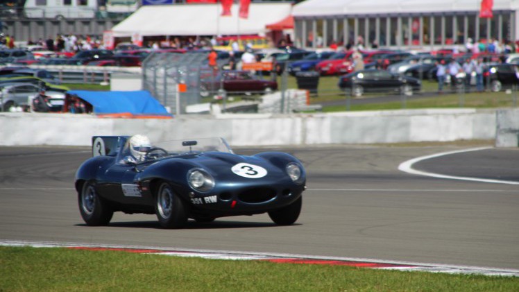 Het is altijd weer een feest voor liefhebbers van klassiekers, de Oldtimer Grand Prix op de Nurburgring. Deze 2016-editie nam Dick Schornagel een bezoekje.