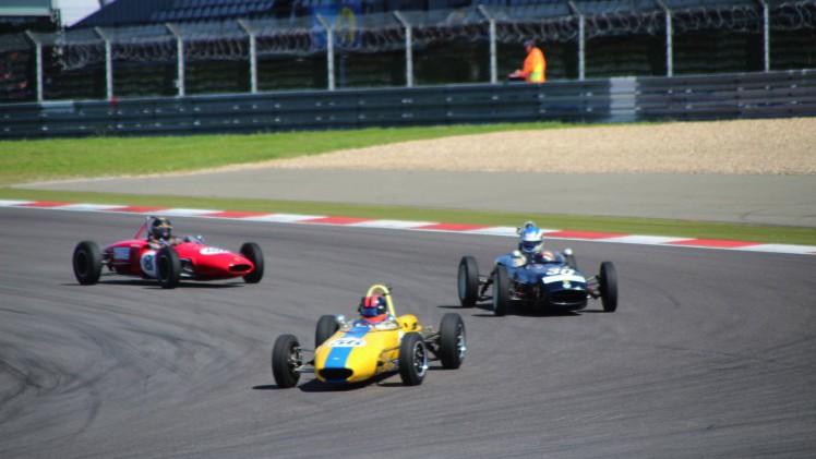 Het is altijd weer een feest voor liefhebbers van klassiekers, de Oldtimer Grand Prix op de Nurburgring. Deze 2016-editie nam Dick Schornagel een bezoekje.