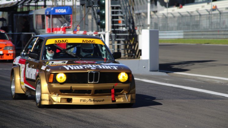 Het is altijd weer een feest voor liefhebbers van klassiekers, de Oldtimer Grand Prix op de Nurburgring. Deze 2016-editie nam Dick Schornagel een bezoekje.