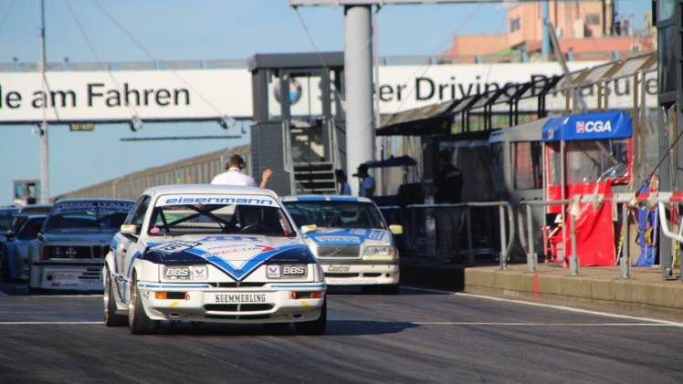 Het is altijd weer een feest voor liefhebbers van klassiekers, de Oldtimer Grand Prix op de Nurburgring. Deze 2016-editie nam Dick Schornagel een bezoekje.