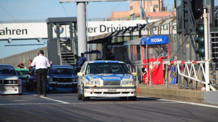Het is altijd weer een feest voor liefhebbers van klassiekers, de Oldtimer Grand Prix op de Nurburgring. Deze 2016-editie nam Dick Schornagel een bezoekje.