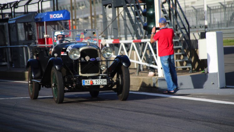 Het is altijd weer een feest voor liefhebbers van klassiekers, de Oldtimer Grand Prix op de Nurburgring. Deze 2016-editie nam Dick Schornagel een bezoekje.