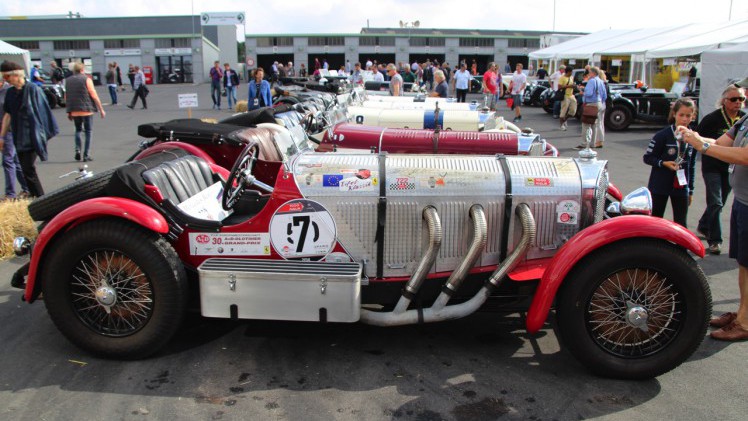 Het is altijd weer een feest voor liefhebbers van klassiekers, de Oldtimer Grand Prix op de Nurburgring. Deze 2016-editie nam Dick Schornagel een bezoekje.