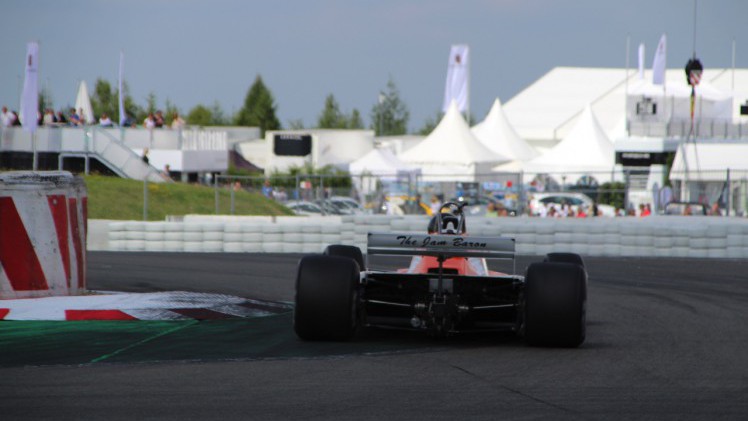 Het is altijd weer een feest voor liefhebbers van klassiekers, de Oldtimer Grand Prix op de Nurburgring. Deze 2016-editie nam Dick Schornagel een bezoekje.