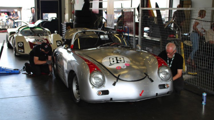 Het is altijd weer een feest voor liefhebbers van klassiekers, de Oldtimer Grand Prix op de Nurburgring. Deze 2016-editie nam Dick Schornagel een bezoekje.
