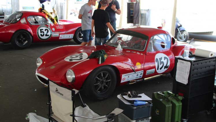 Het is altijd weer een feest voor liefhebbers van klassiekers, de Oldtimer Grand Prix op de Nurburgring. Deze 2016-editie nam Dick Schornagel een bezoekje.