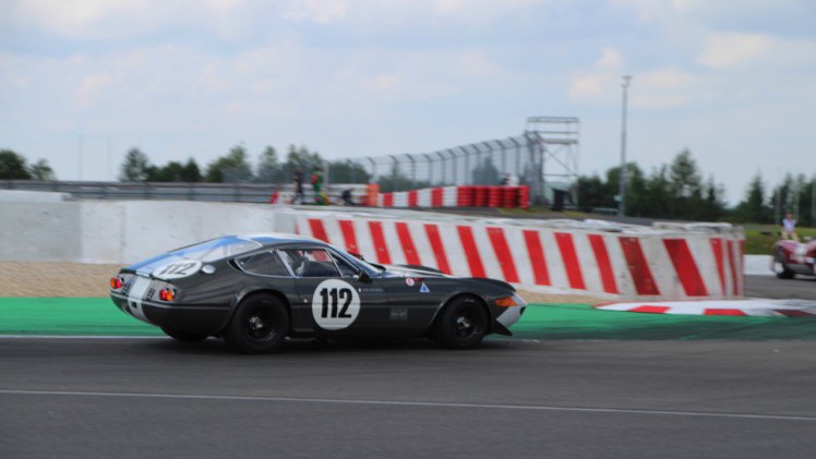 Het is altijd weer een feest voor liefhebbers van klassiekers, de Oldtimer Grand Prix op de Nurburgring. Deze 2016-editie nam Dick Schornagel een bezoekje.