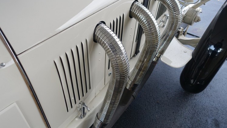 De fameuze Nrburgring waar ook de Formule 1 op wordt gereden, bestaat negentig jaar. Mooi jubileum en een mooiere plek voor een weekendje oldtimer races is nauwelijks denkbaar.