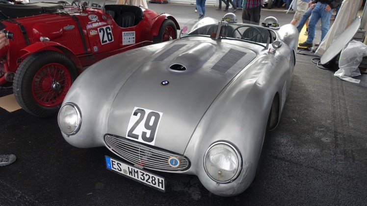 De fameuze Nrburgring waar ook de Formule 1 op wordt gereden, bestaat negentig jaar. Mooi jubileum en een mooiere plek voor een weekendje oldtimer races is nauwelijks denkbaar.