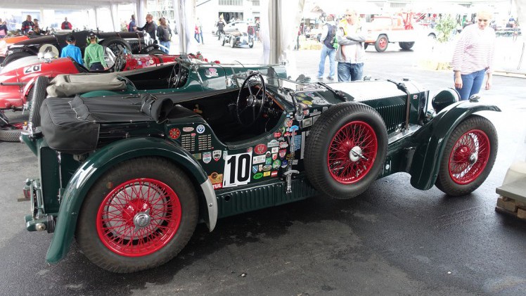 De fameuze Nrburgring waar ook de Formule 1 op wordt gereden, bestaat negentig jaar. Mooi jubileum en een mooiere plek voor een weekendje oldtimer races is nauwelijks denkbaar.