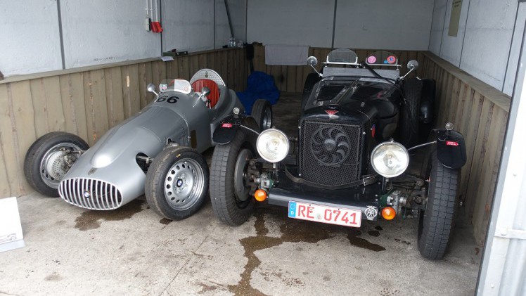 De fameuze Nrburgring waar ook de Formule 1 op wordt gereden, bestaat negentig jaar. Mooi jubileum en een mooiere plek voor een weekendje oldtimer races is nauwelijks denkbaar.