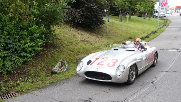 De fameuze Nrburgring waar ook de Formule 1 op wordt gereden, bestaat negentig jaar. Mooi jubileum en een mooiere plek voor een weekendje oldtimer races is nauwelijks denkbaar.