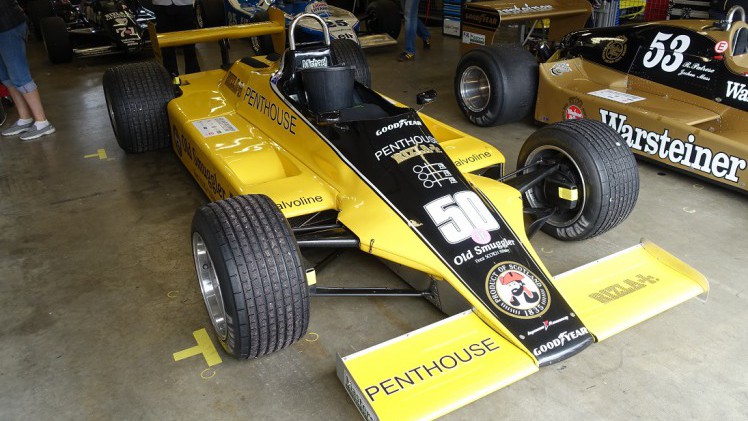 De fameuze Nrburgring waar ook de Formule 1 op wordt gereden, bestaat negentig jaar. Mooi jubileum en een mooiere plek voor een weekendje oldtimer races is nauwelijks denkbaar.