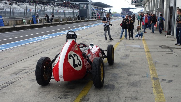 De fameuze Nrburgring waar ook de Formule 1 op wordt gereden, bestaat negentig jaar. Mooi jubileum en een mooiere plek voor een weekendje oldtimer races is nauwelijks denkbaar.