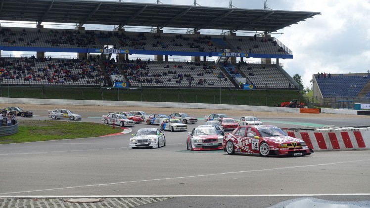 De fameuze Nrburgring waar ook de Formule 1 op wordt gereden, bestaat negentig jaar. Mooi jubileum en een mooiere plek voor een weekendje oldtimer races is nauwelijks denkbaar.