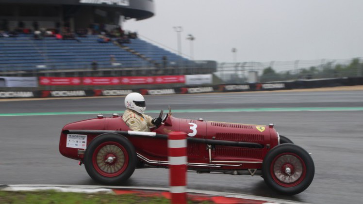 De fameuze Nrburgring waar ook de Formule 1 op wordt gereden, bestaat negentig jaar. Mooi jubileum en een mooiere plek voor een weekendje oldtimer races is nauwelijks denkbaar.