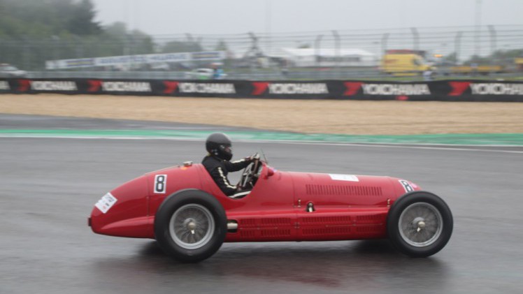De fameuze Nrburgring waar ook de Formule 1 op wordt gereden, bestaat negentig jaar. Mooi jubileum en een mooiere plek voor een weekendje oldtimer races is nauwelijks denkbaar.