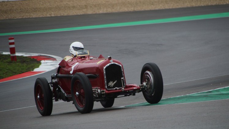 De fameuze Nrburgring waar ook de Formule 1 op wordt gereden, bestaat negentig jaar. Mooi jubileum en een mooiere plek voor een weekendje oldtimer races is nauwelijks denkbaar.