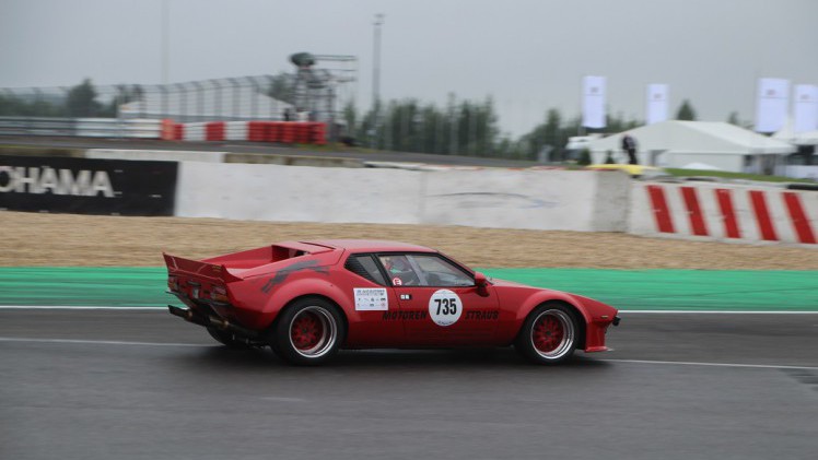De fameuze Nrburgring waar ook de Formule 1 op wordt gereden, bestaat negentig jaar. Mooi jubileum en een mooiere plek voor een weekendje oldtimer races is nauwelijks denkbaar.