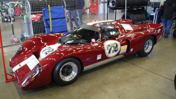 De fameuze Nrburgring waar ook de Formule 1 op wordt gereden, bestaat negentig jaar. Mooi jubileum en een mooiere plek voor een weekendje oldtimer races is nauwelijks denkbaar.