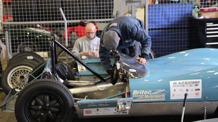 De fameuze Nrburgring waar ook de Formule 1 op wordt gereden, bestaat negentig jaar. Mooi jubileum en een mooiere plek voor een weekendje oldtimer races is nauwelijks denkbaar.