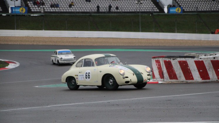De fameuze Nrburgring waar ook de Formule 1 op wordt gereden, bestaat negentig jaar. Mooi jubileum en een mooiere plek voor een weekendje oldtimer races is nauwelijks denkbaar.