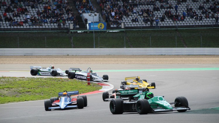 De fameuze Nrburgring waar ook de Formule 1 op wordt gereden, bestaat negentig jaar. Mooi jubileum en een mooiere plek voor een weekendje oldtimer races is nauwelijks denkbaar.