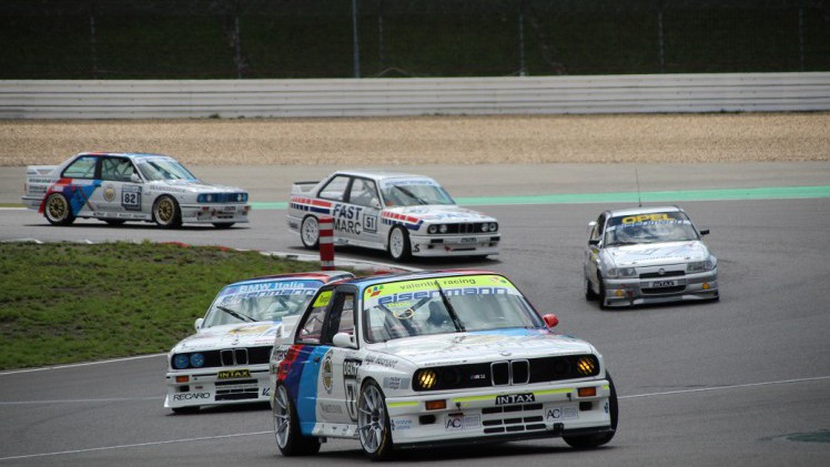 De fameuze Nrburgring waar ook de Formule 1 op wordt gereden, bestaat negentig jaar. Mooi jubileum en een mooiere plek voor een weekendje oldtimer races is nauwelijks denkbaar.