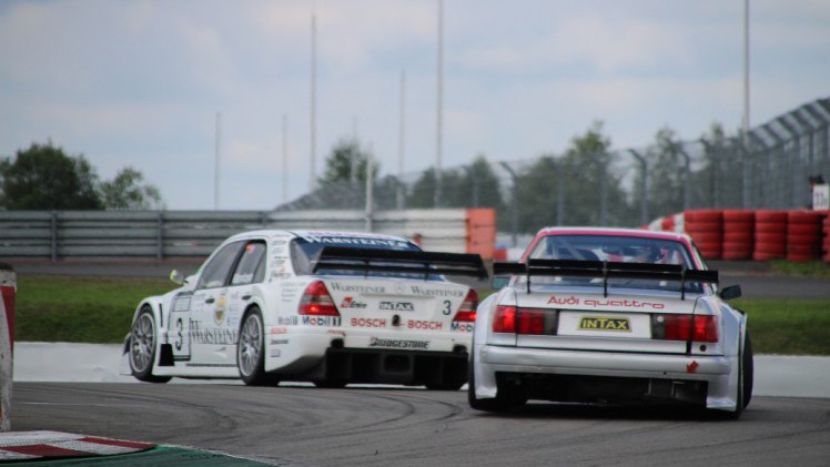 De fameuze Nrburgring waar ook de Formule 1 op wordt gereden, bestaat negentig jaar. Mooi jubileum en een mooiere plek voor een weekendje oldtimer races is nauwelijks denkbaar.