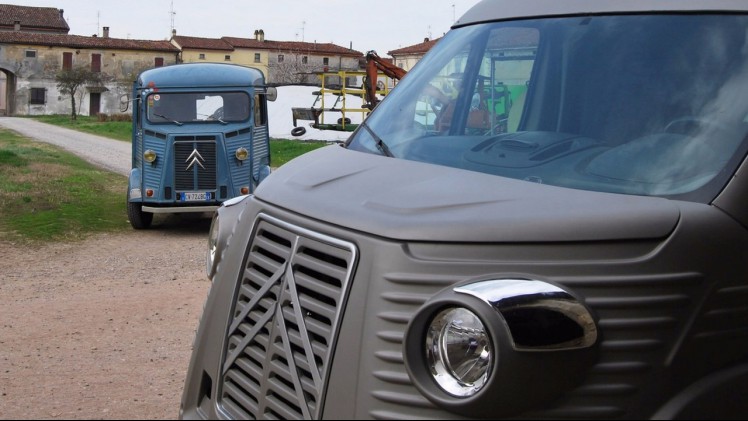 Een klassiek busje rijden met het gemak van een moderne? Dankzij een Italiaans bedrijfje kan dat. Je regelt gewoon een verkleedfeestje voor de Citron Jumper!