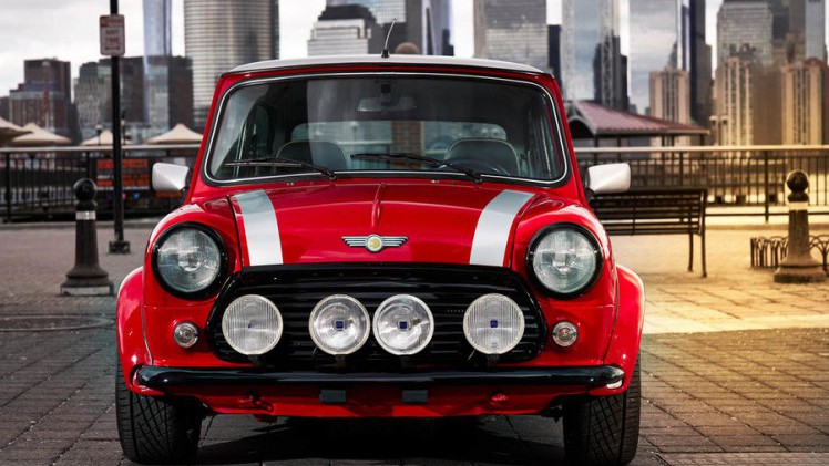 OP de New York Auto Show laat Mini de eigen klassieker zien met volledig elektrische aandrijving.