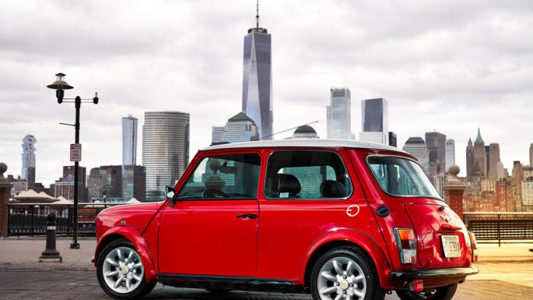 OP de New York Auto Show laat Mini de eigen klassieker zien met volledig elektrische aandrijving.