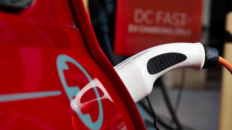 OP de New York Auto Show laat Mini de eigen klassieker zien met volledig elektrische aandrijving.