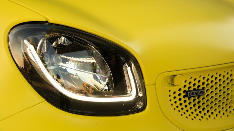 Meer luxe en veiligheid voor smart fortwo in modeljaar 2016 met i-Size kinderzitjesbeveiliing, bochtverlichting, zwarte dakhemel en meer kleuropties.