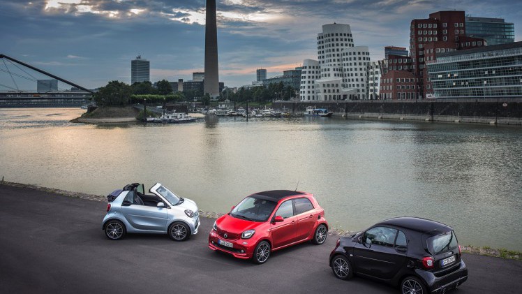 Meer luxe en veiligheid voor smart fortwo in modeljaar 2016 met i-Size kinderzitjesbeveiliing, bochtverlichting, zwarte dakhemel en meer kleuropties.