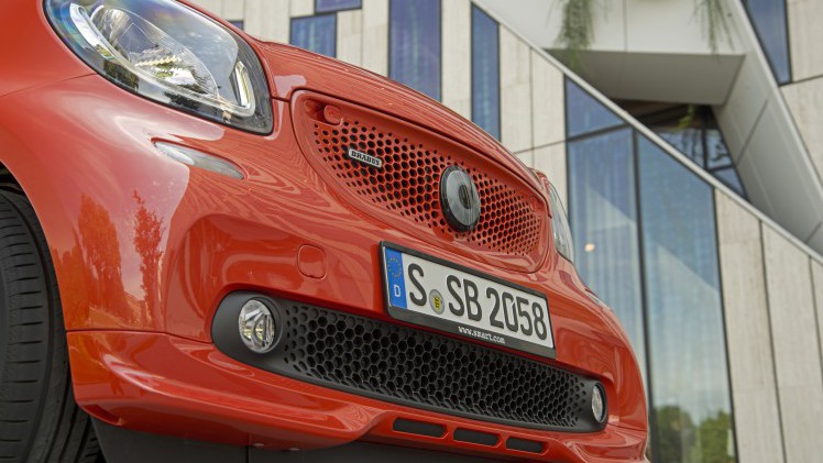 Meer luxe en veiligheid voor smart fortwo in modeljaar 2016 met i-Size kinderzitjesbeveiliing, bochtverlichting, zwarte dakhemel en meer kleuropties.