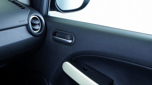 Mazda introduceert Mazda2 Color Edtion met kleurrijke details en 1.3 liter benzinemotor.