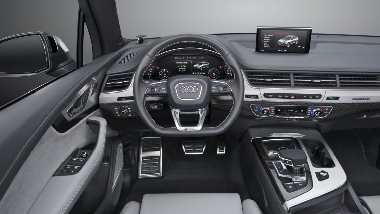 Audi introduceert de topversie van de Q7 met de van 4.0 TDI V8 voorziene SQ7. De sportieve SUV maakt gebruik van twee turbo's en een elektrisch aangedreven compressor.