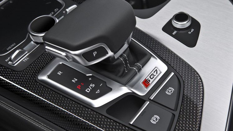 Audi introduceert de topversie van de Q7 met de van 4.0 TDI V8 voorziene SQ7. De sportieve SUV maakt gebruik van twee turbo's en een elektrisch aangedreven compressor.