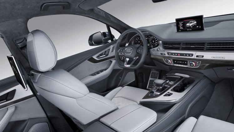 Audi introduceert de topversie van de Q7 met de van 4.0 TDI V8 voorziene SQ7. De sportieve SUV maakt gebruik van twee turbo's en een elektrisch aangedreven compressor.