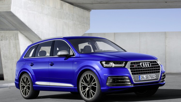Audi introduceert de topversie van de Q7 met de van 4.0 TDI V8 voorziene SQ7. De sportieve SUV maakt gebruik van twee turbo's en een elektrisch aangedreven compressor.
