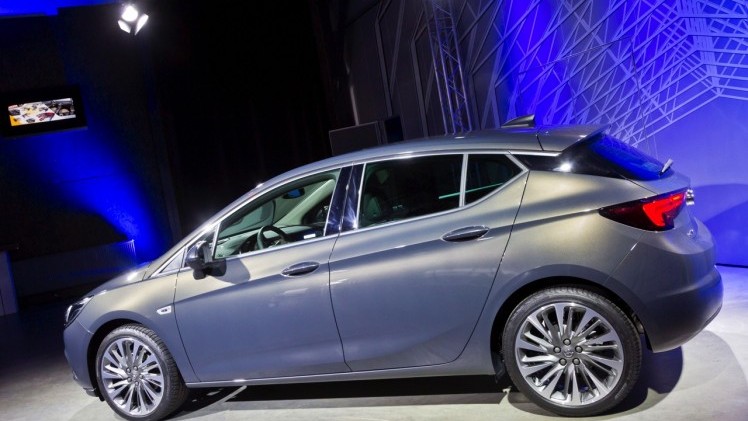 De nieuwe Opel Astra is kleiner, lichter en van binnen toch ruimer dan zijn voorganger. In Amersfoort mochten we al kort even kennismaken met de nieuwe Astra.