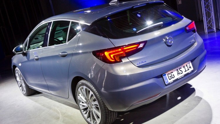 De nieuwe Opel Astra is kleiner, lichter en van binnen toch ruimer dan zijn voorganger. In Amersfoort mochten we al kort even kennismaken met de nieuwe Astra.
