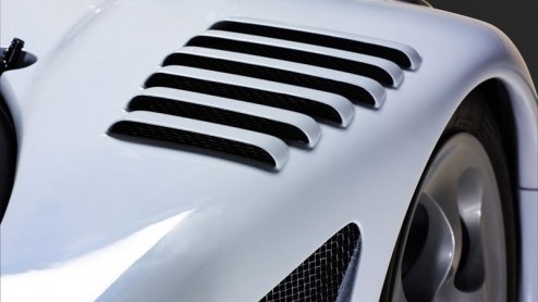 Het Zweedse merk Koenigsegg onthult twee nieuwe modellen. De ene is een pure racewagen, de andere is een milieuvriendelijke auto.