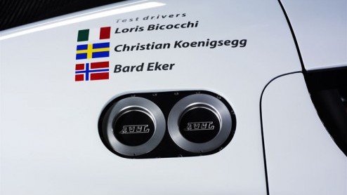 Het Zweedse merk Koenigsegg onthult twee nieuwe modellen. De ene is een pure racewagen, de andere is een milieuvriendelijke auto.