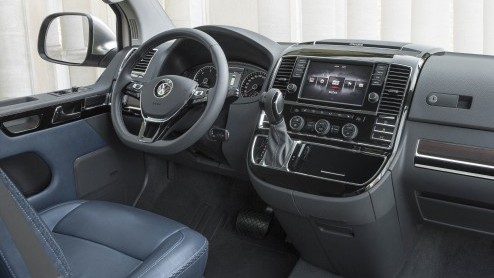 Koken in Volkswagen Multivan Alltrack studiemodel met keukenmodule. Klaar voor het avontuur met opgeleukte looks en 2.0 TDI 180 pk diesel.